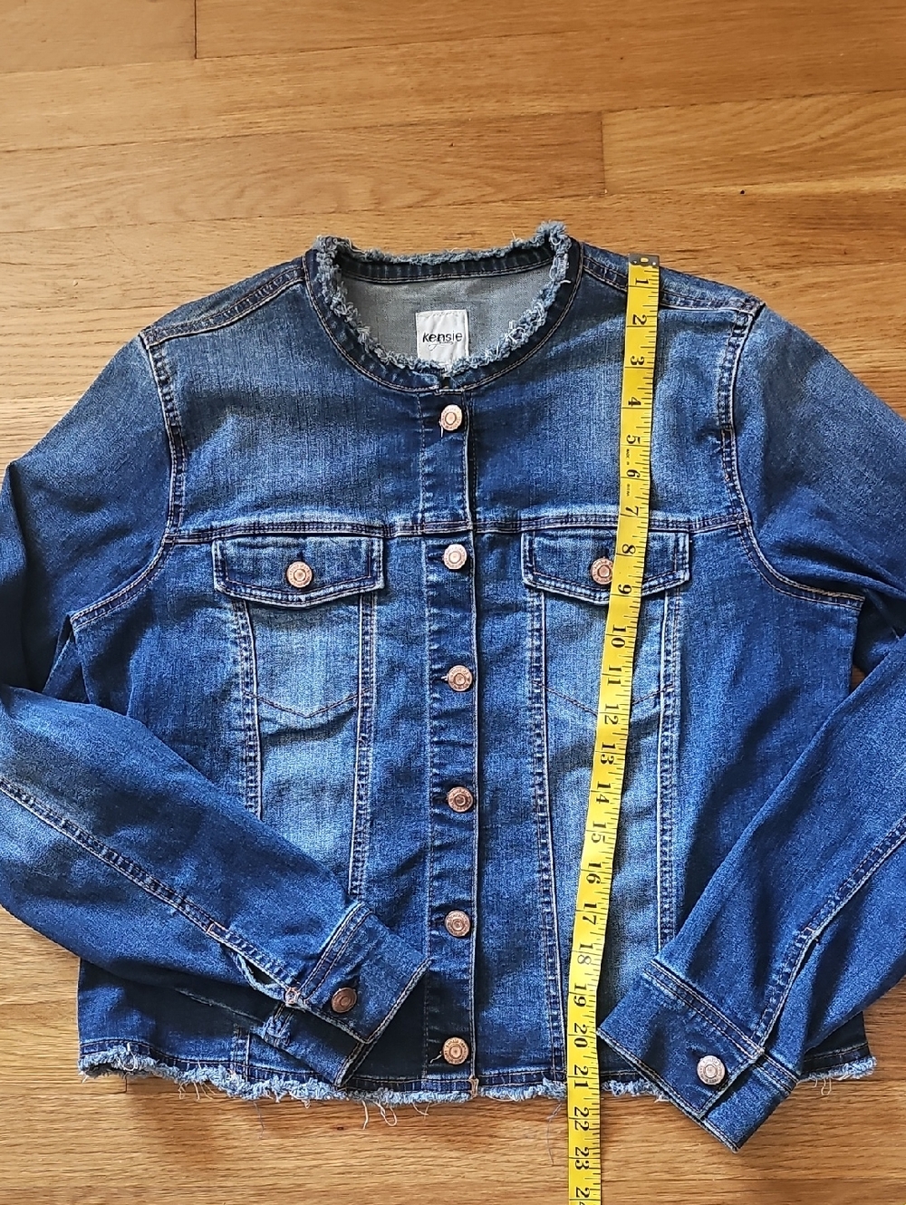 Kensie Jeans Frayed Neckline & Hem Faded Blue Denim Jean Jacket Women's Medium - Picture 8 of 13